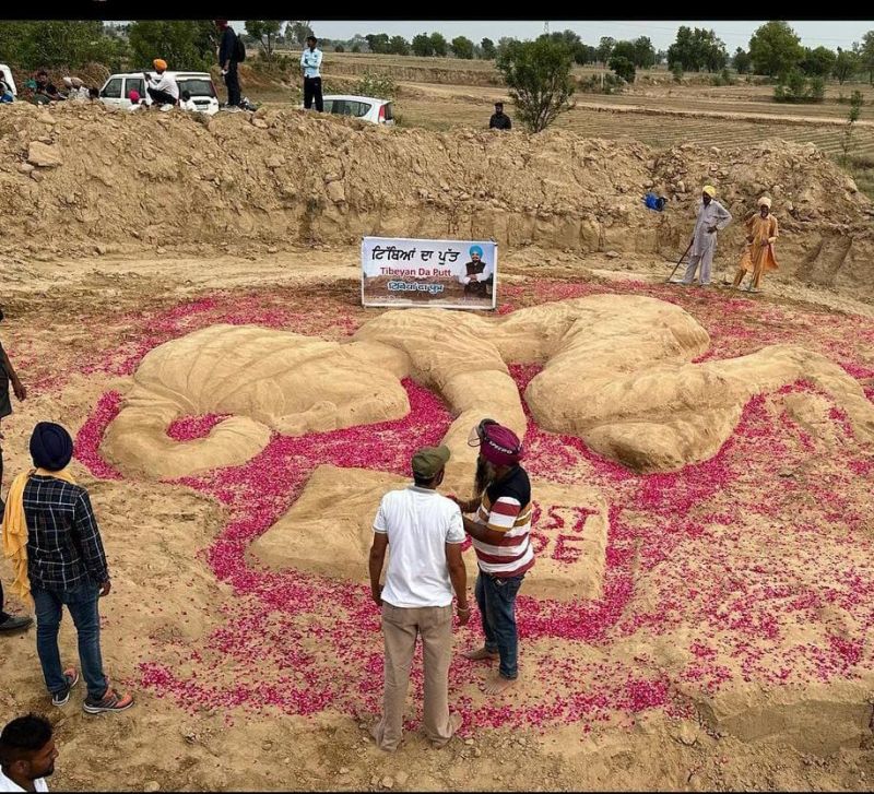 Sidhu Moose Wala 1st Death Anniversary: Mother Charan Kaur gets emotional after seeing the picture of 'Tibeyan Da Putt' made in field
