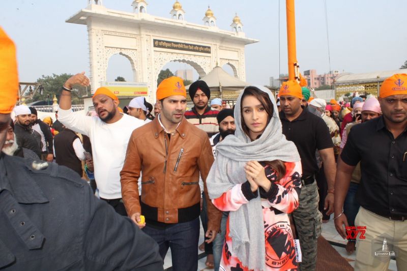 Varun Dhawan Shraddha Kapoor In Gurudwara Bangla Sahib