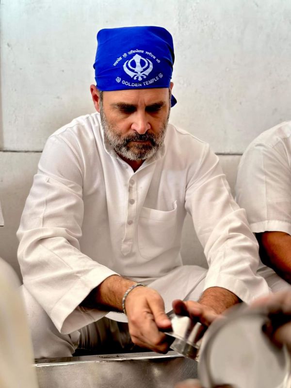 Rahul Gandhi Performs Sewa by Washing Utensils at Golden Temple