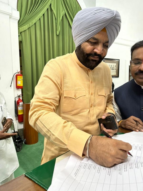 Gurjeet Aujla Capture Moments with Sonia Gandhi & Lok Sabha Members on Old Parliament's Final Day