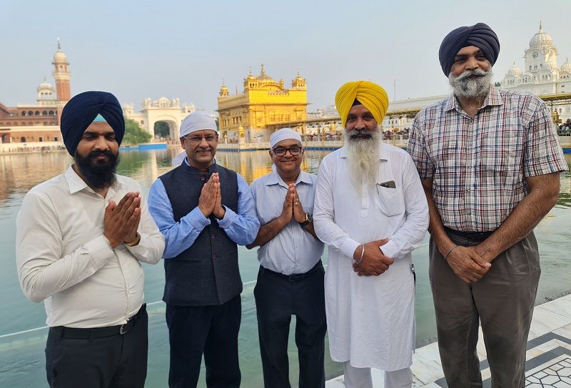 Supreme Court Justice Rajesh Bindal Pays obeisance at Golden Temple