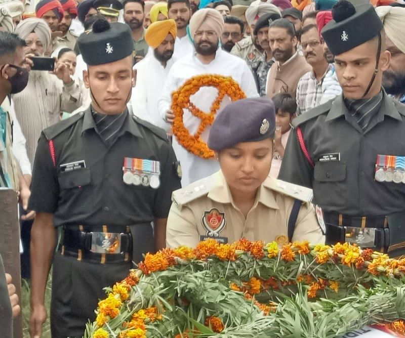SSP Batala Ashwani Gotyal pays tribute to the Poonch Martyr Harkrishan Singh, Shares grief with the family