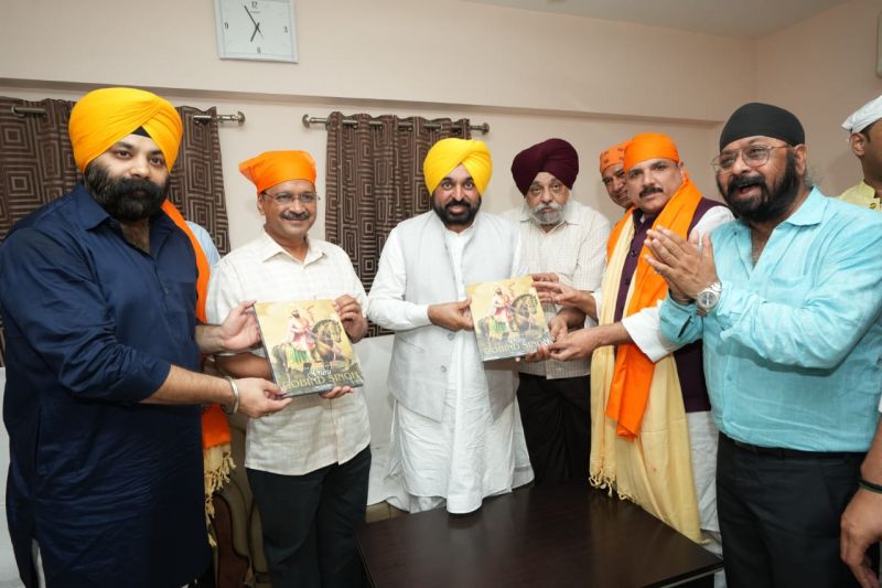 CM Bhagwant Mann & Delhi CM Arvind Kejriwal Pays Obeisance at Takhat Sri Harimandir Ji Patna Sahib. Rajya Sabha Members Raghav Chadha and Sanjay Singh were also present at the occasion.
