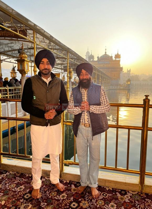 Punjabi Singer Ranjit Bawa Pays Obeisance at Golden Temple