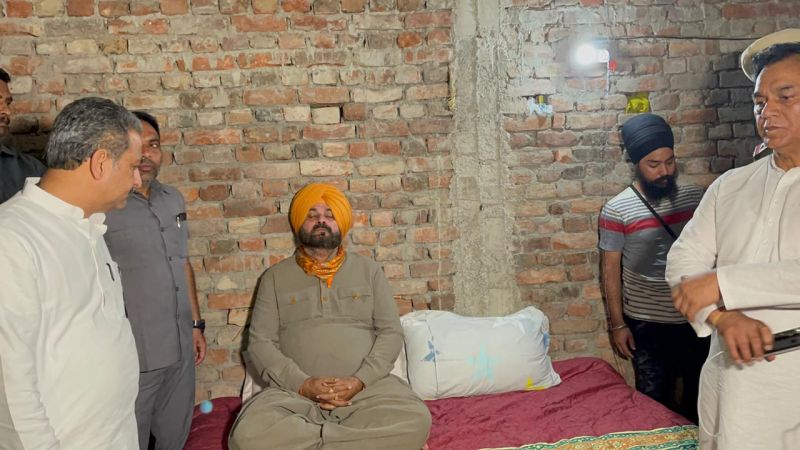 Navjot Sidhu reached Lakhimpur Khiri and started hunger strike at journalist Raman's house 
