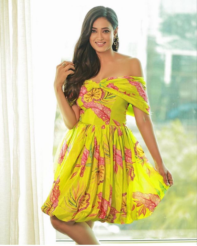 Shweta Tiwari looks Sizzling in the Latest Photoshoot 