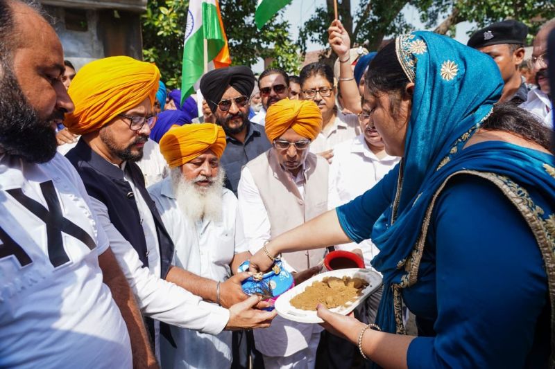 Union Minister Anurag Thakur Meet Families of Freedom Fighters in Phagwara, See Here