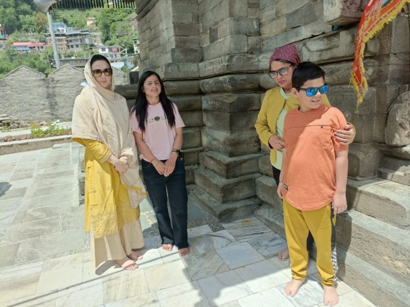 Bollywood Actress Preity Zinta & Hubby Gene Goodenough Pays Obeisance at Hatkoti temple in Himachal Pradesh during IPL 
