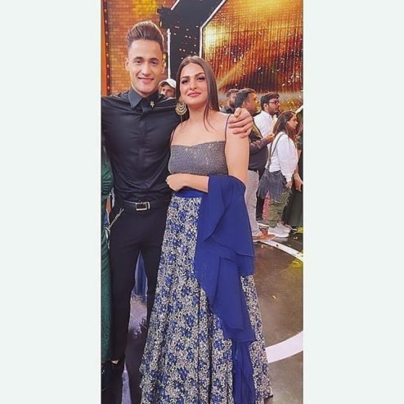 Himanshi khurana meet asim riaz family