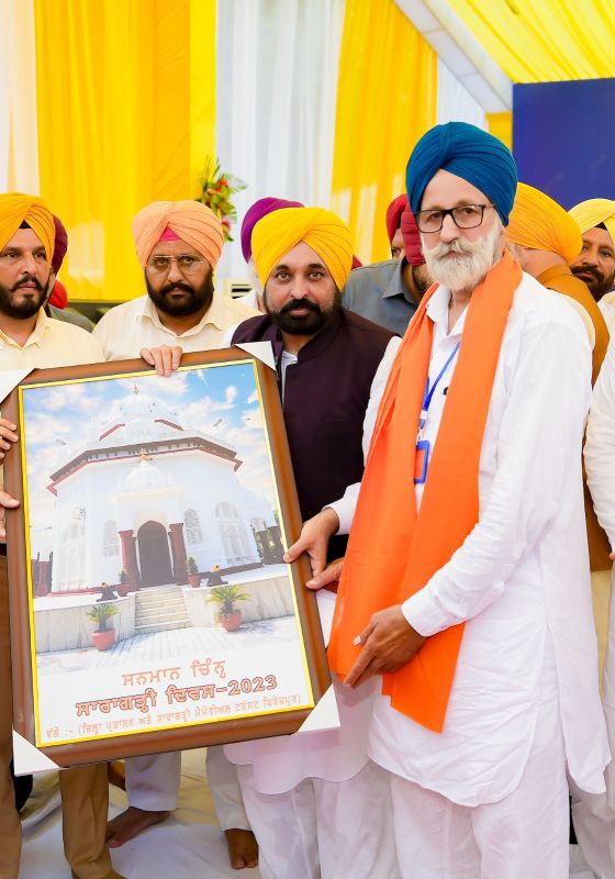 A Special Event was organised in the memory of Martyred Sikh Soldiers of the Saragarhi War at Ferozepur on the occasion of Saragarhi Divas 2023. Symbol of Honor presented to the families of martyrs.
