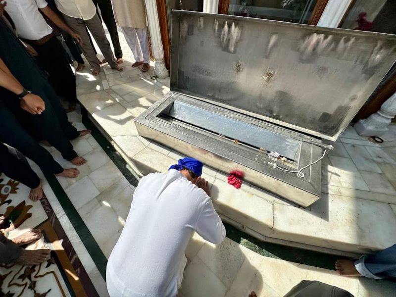 Congress Leader Rahul Gandhi Pays Obeisance at Golden Temple, Amritsar
